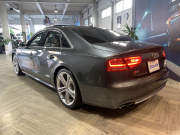 アウディ S8