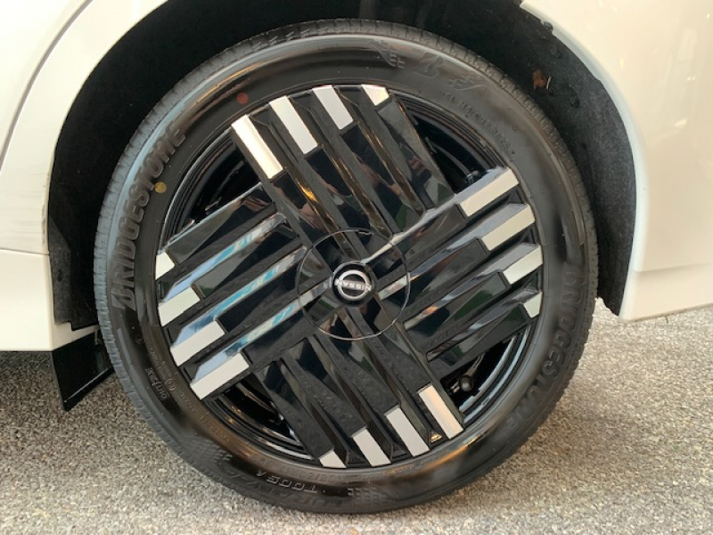 日産 オーラ